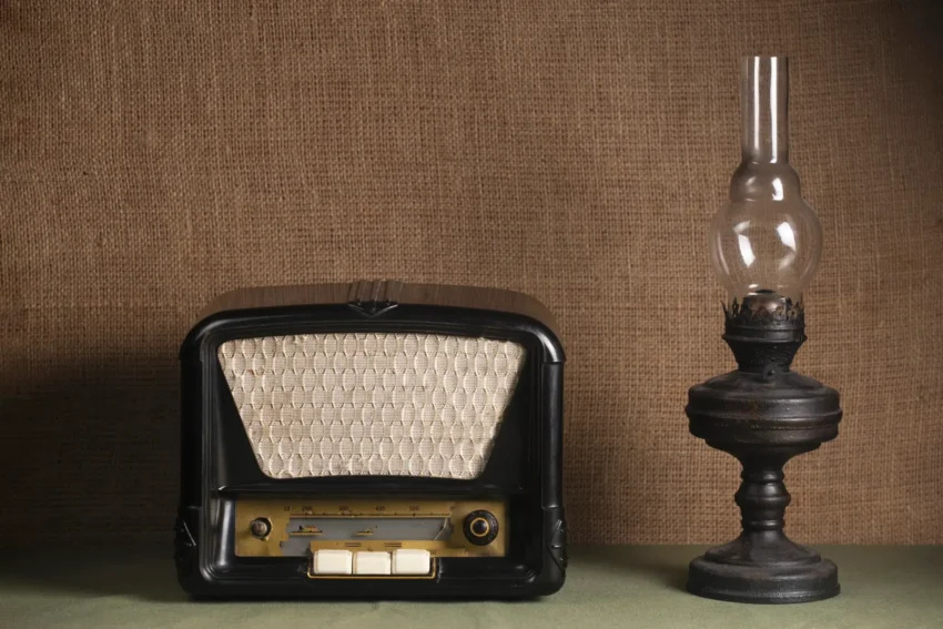 Vintage radio och lampa