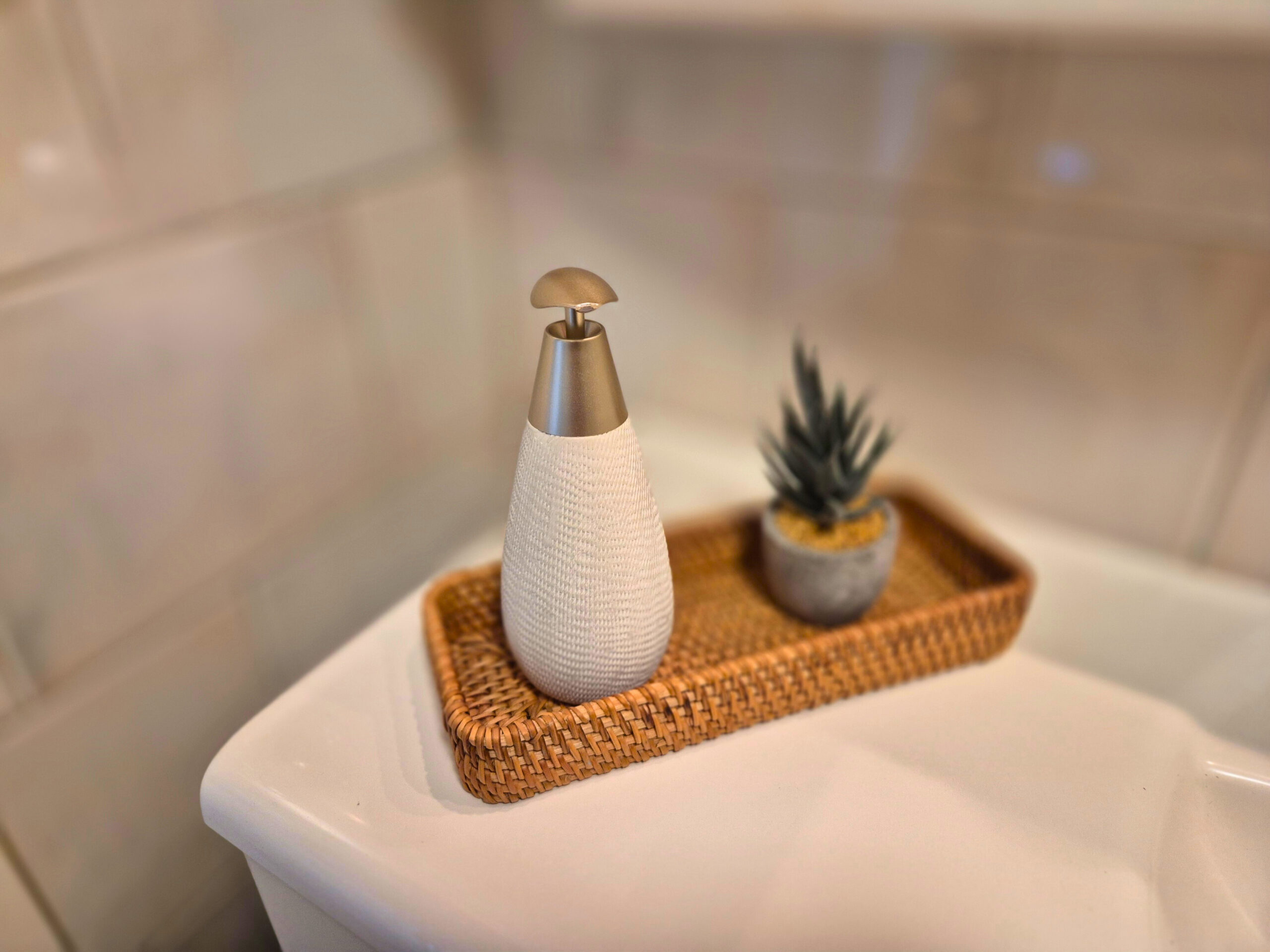 Elegant Drop – Tvålpump i keramik